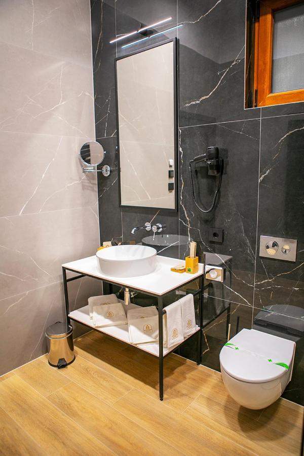 House Of Charles Hotel Carei Ngoại thất bức ảnh